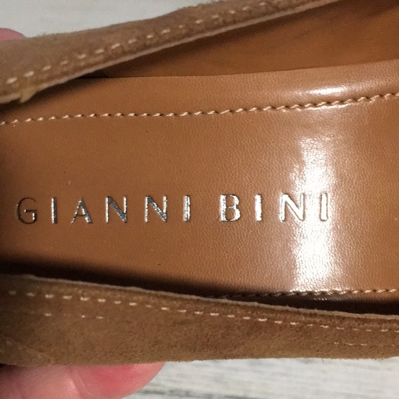 Gianni Bini woman’s tan suede closed toe high heels w/faux strap, button size 8M - Picture 5 of 7